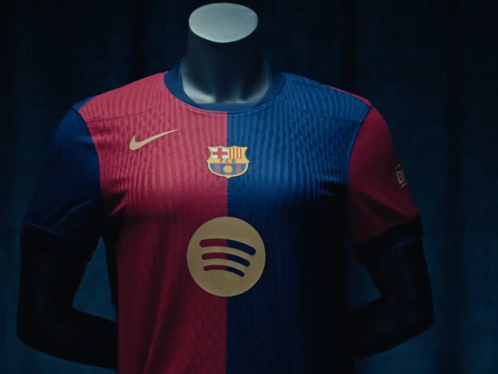 Asi es la nueva equipacion del Barcelona para la temporada 2024 2025 adios a las rayas