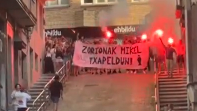 Los amigos de Oyarzabal le reciben en Eibar tras ganar la Eurocopa.