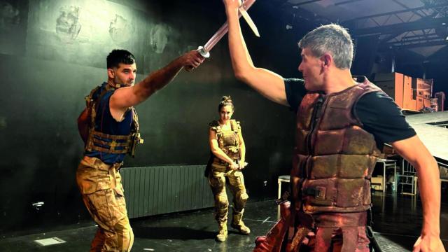 Javier Lara, Beatriz Melgares (al fondo) y Roberto  Enríquez, en un ensayo de 'Coriolano'