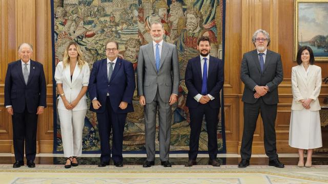 El Rey Felipe VI junto a una representación de la Fundación Fernando Núñez. Foto: Alejandro Martínez / Europa Press.