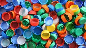 Tapones de plástico de diferentes colores.