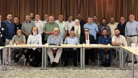 Sentado en el centro, con camisa azul de manga corta y gafas, Ayman Adlbi, el reelegido líder de la CIE. Tras él a su derecha, de pie y con polo blanco, el imán de Badajoz, también investigado por financiar el terrorismo.
