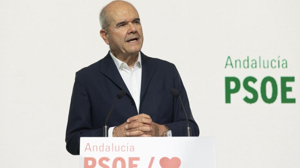 El expresidente de la Junta de Andalucía Manuel Chaves en rueda de prensa.