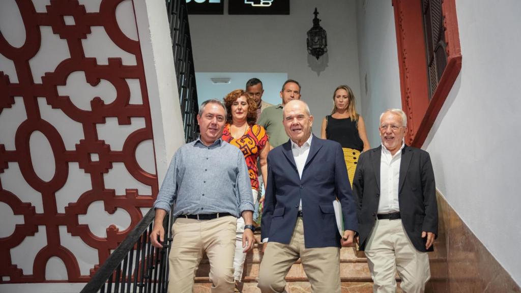 El expresidente de la Junta Manuel Chaves junto al actual secretario general del PSOE andaluz, Juan Espadas, y demás miembros del partido.