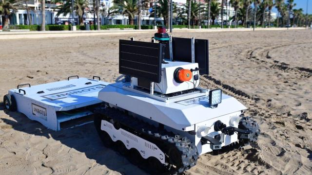 Imagen de un robot limpiador en una playa.