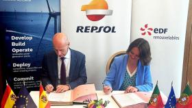 João Costeira, director general de Generación Baja en Carbono de Repsol, junto a Béatrice Buffon, vicepresidenta ejecutiva senior del Grupo EDF a cargo de la División Internacional, presidenta y CEO de EDF Renewables.