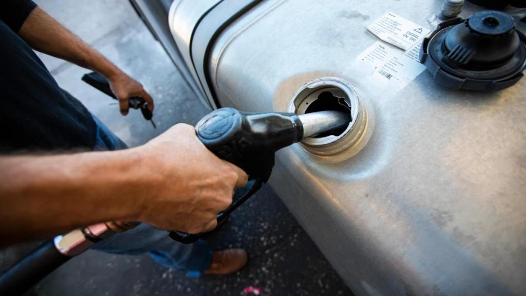 Un camión llena el depósito de combustible