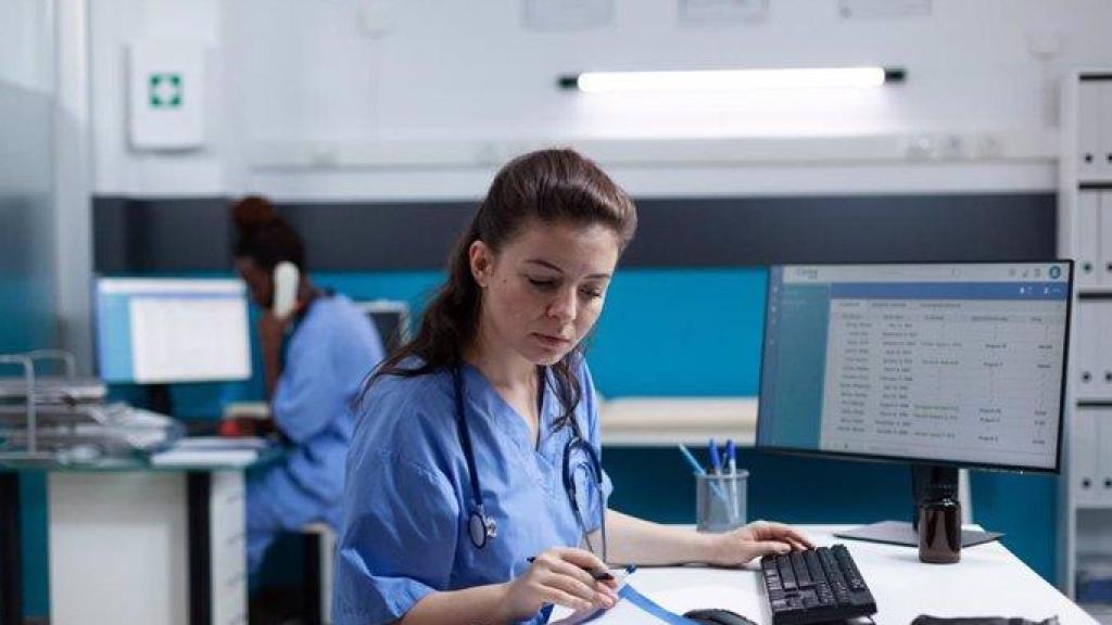 Enfermera revisando la listas de pacientes.