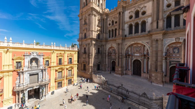 Vistas a la Catedral de Málaga desde una vivienda que está en venta por varios millones de euros.
