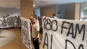 Protesta de los trabajadores del Guadalpín Banús en Caja Rural