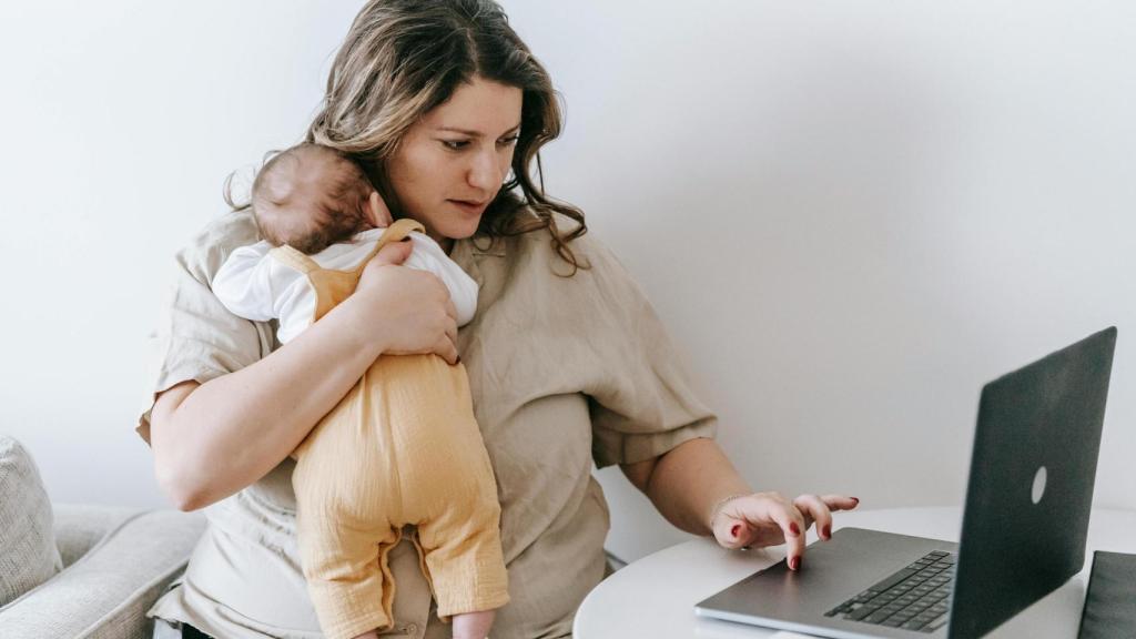 Madre con bebé trabajando desde casa