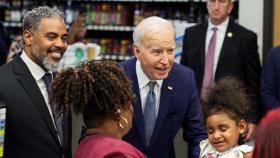 Joe Biden durante una visita de una tienda de alimentación en Las Vegas este miércoles.