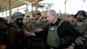 Benjamin Netanyahu en su visita este jueves a soldados israelíes en Rafah.