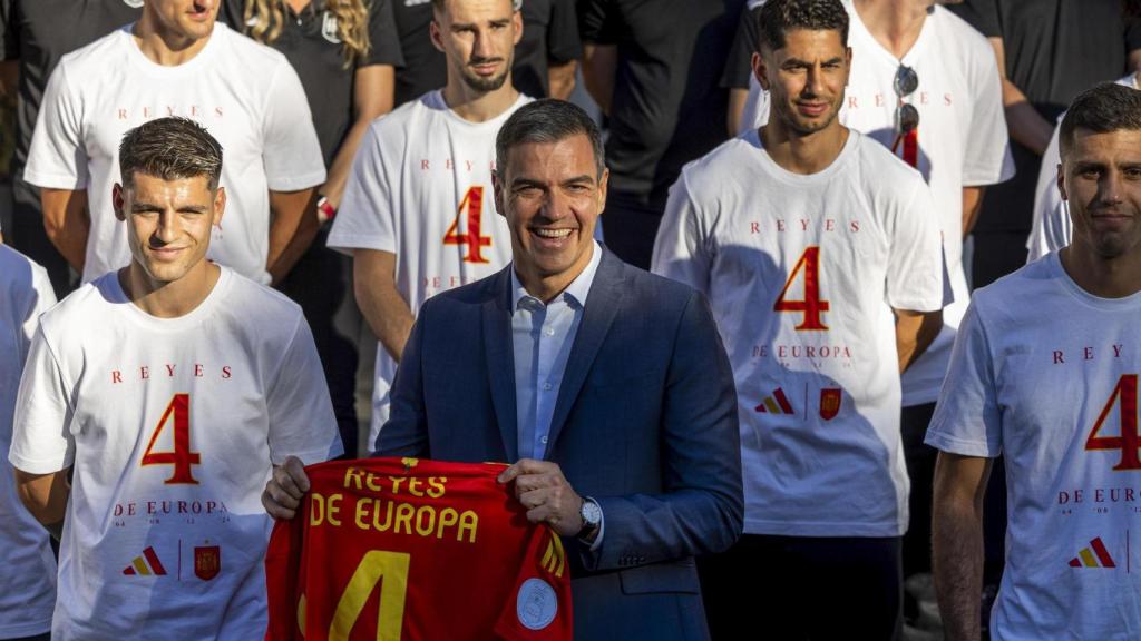 Pedro Sánchez, durante la recepción en Moncloa de los futbolistas campeones de Europa.