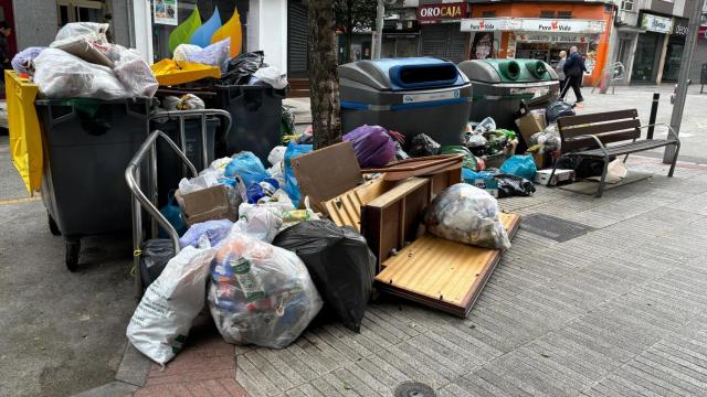 Acumulación de basura en el barrio de Agra del Orzán