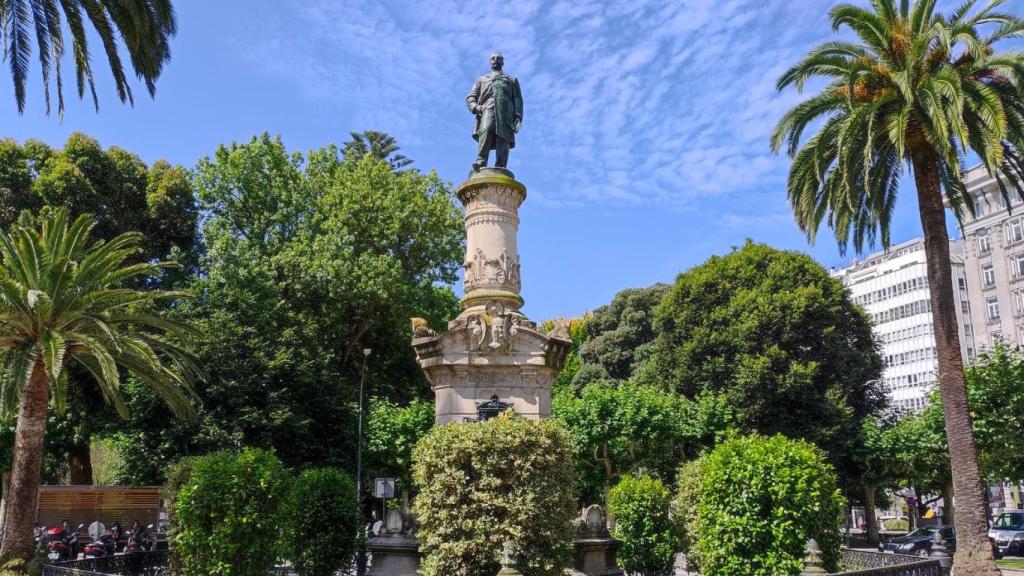 Estatua de Daniel Carballo en A Coruña