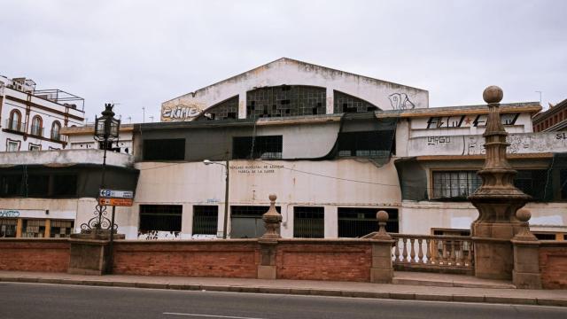 Fachada del mercado de la Puerta de la Carne.