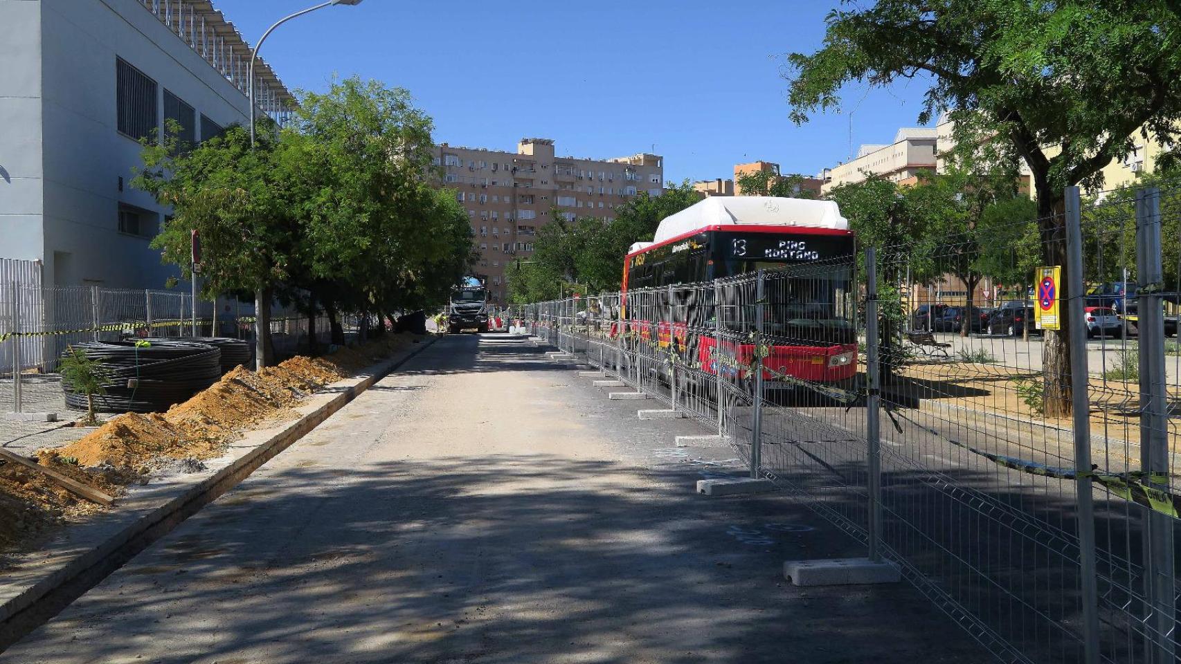 Un autobús por Pino Montano junto a las obras del Metro.