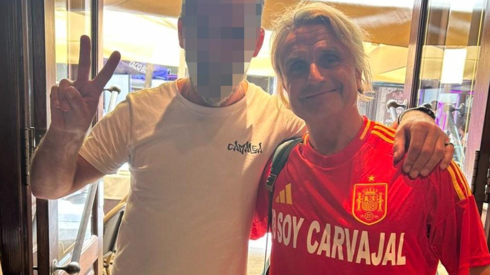 Nacho Cano se hace del 'team' Carvajal con una camiseta de la Selección a favor del futbolista