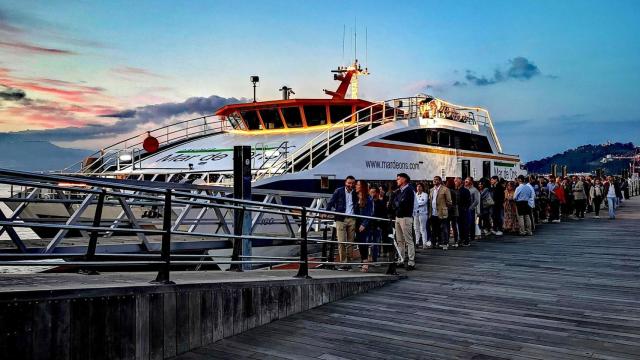 Un barco de la Naviera Mar de Ons, de noche.