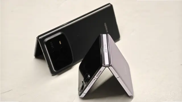 Xiaomi MIX Fold 4 (segundo plano) y Xiaomi MIX Flip