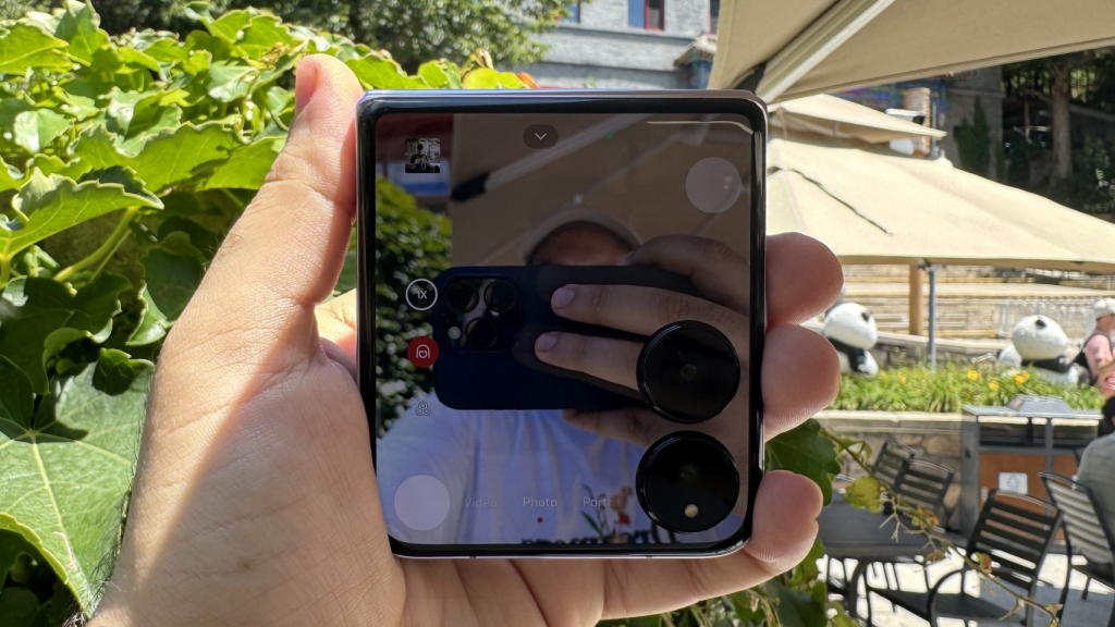 Xiaomi MIX Flip utilizando la cámara principal para selfies en la pantalla externa