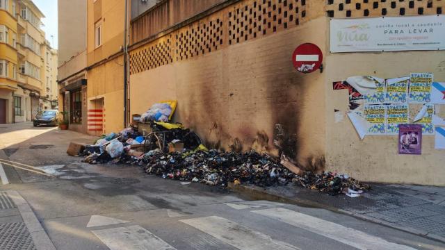 Contenedores quemados en Montealto, A Coruña, esta noche