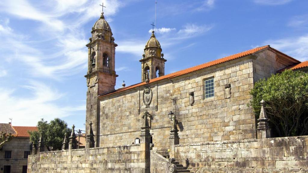 Fachada lateral de piedra de la iglesia de San Benito y escalera en Cambados
