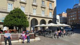 Día soleado en A Coruña: gente tomando el sol en la plaza de María Pita