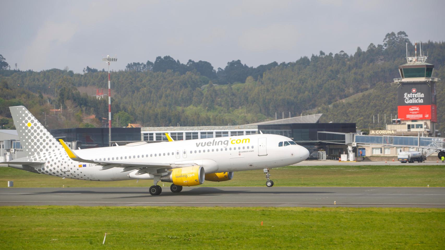 Un avión de Vueling en la pista del aeropuerto de Alvedro.