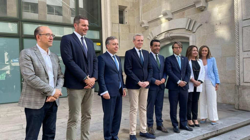 El presidente de la Xunta, Alfonso Rueda, junto a otros cargos públicos y políticos frente al Teatro Fraga.