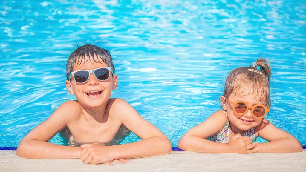 Dos niños con gafas de sol en una foto de archivo.