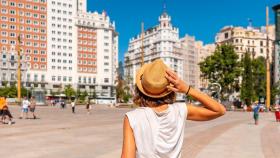 Joven turista en Plaza España en el centro de la capital madrileña