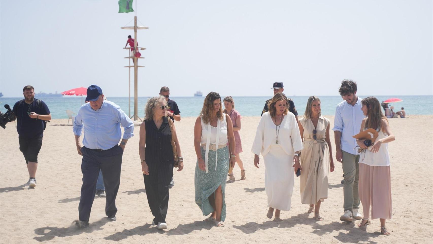 La alcaldesa de Valencia, María José Catalá, durante una visita a las playas de El Saler. Jorge Gil/Europa Press