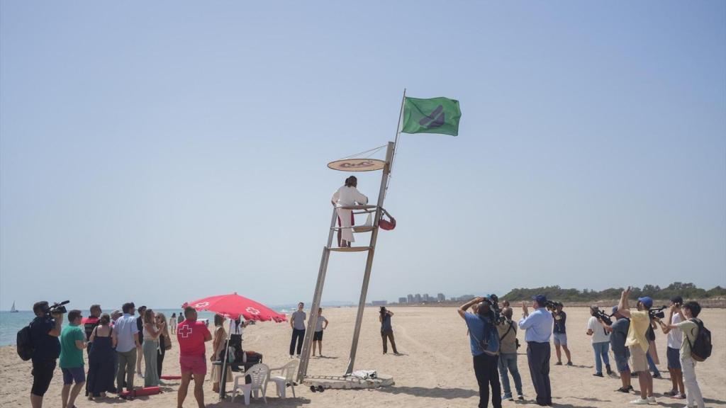 La alcaldesa de Valencia, María José Catalá, pone la bandera verde durante una visita a las playas de El Saler. Jorge Gil/Europa Press