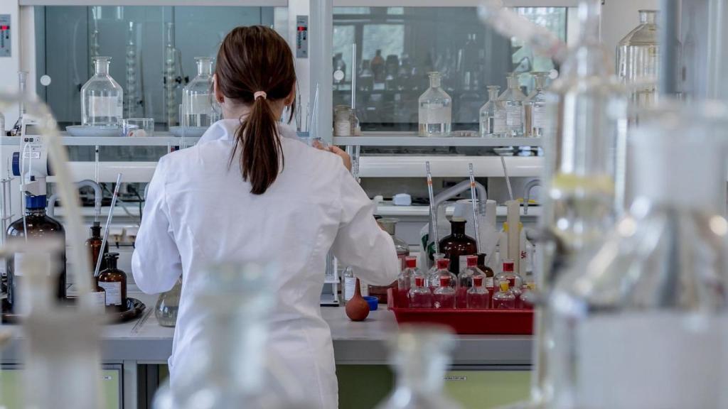 Una investigadora trabaja en un laboratorio en una imagen de archivo.