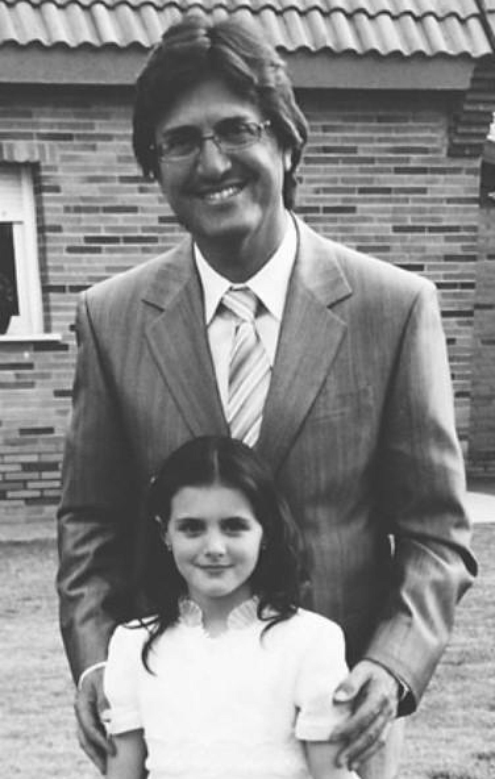 Arianna, de niña, junto a su padre, Rody Aragón.