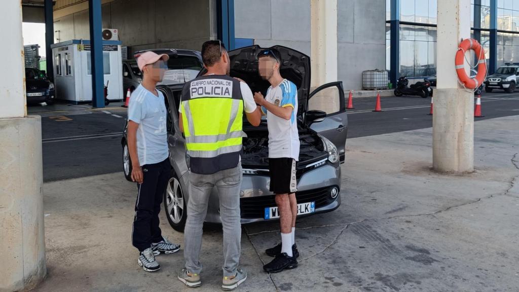 Dos jóvenes argelinos viajan en un coche con documentos falsificados.