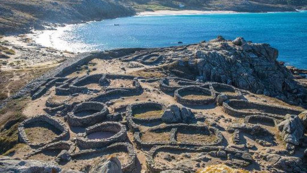 Construcciones de piedra en la playa de Castro de Baroña.