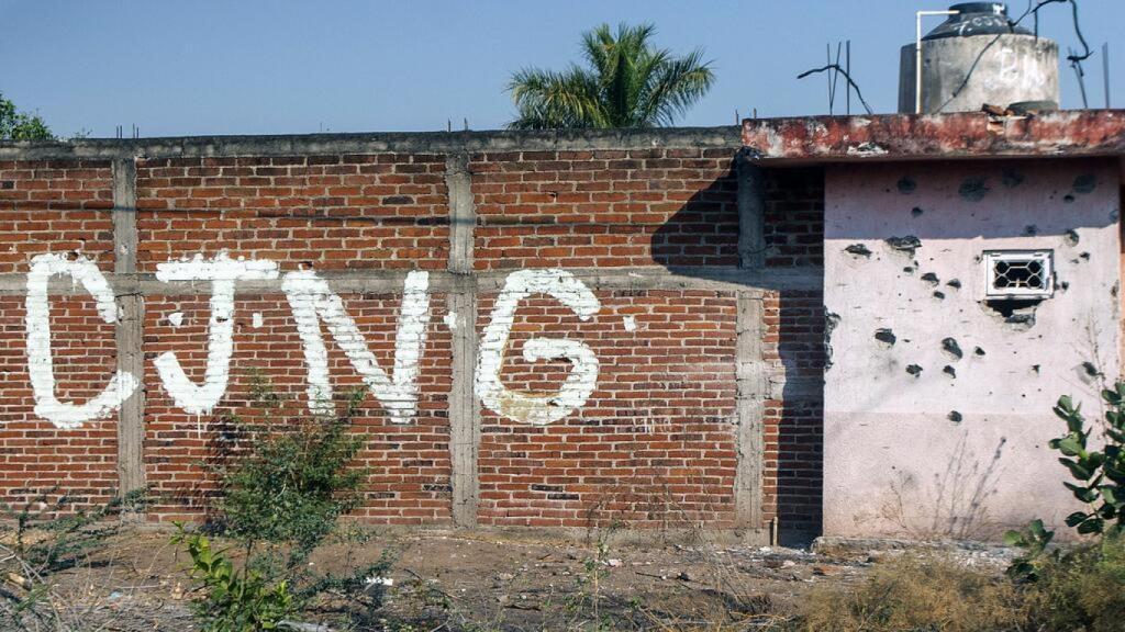 Mural pintado con las cuatro letras, CJNG, en Puerto Vallarta, Jalisco.