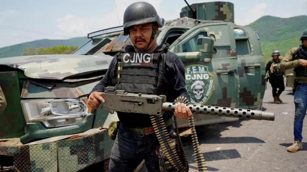 Un integrante del CJNG muestra un arma pesada en el estado de Michoacán.