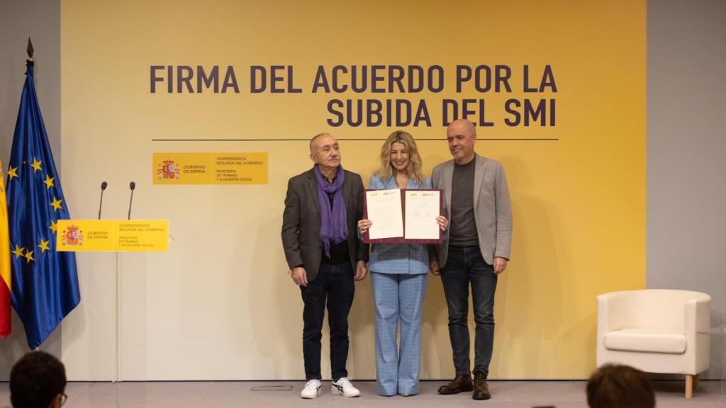 Pepe Álvares, Yolanda Díaz y Unai Sordo, durante la firma del último acuerdo para subir el SMI, en el que no participaron las patronales CEOE y Cepyme.