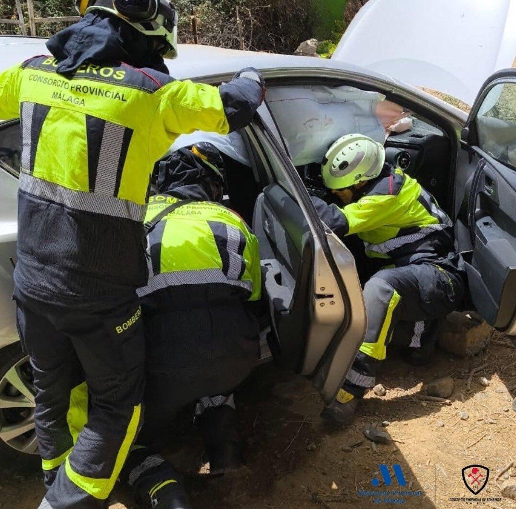Intervención de los efectivos del Consorcio Provincial de Bomberos de Málaga en el accidente ocurrido en Casarabonela.