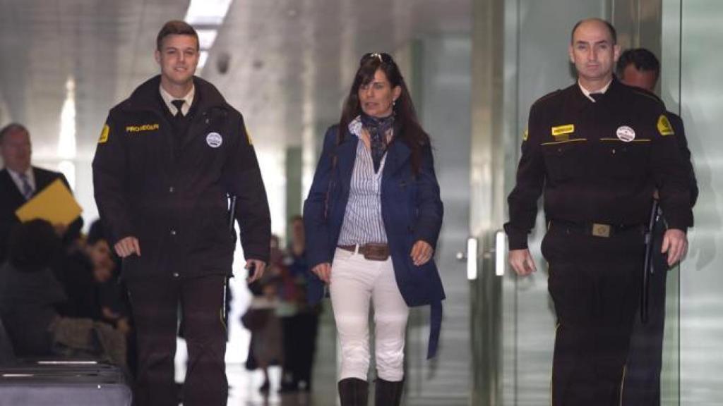 Victoria Álvarez acude a declarar a un juzgado de Barcelona en 2013.