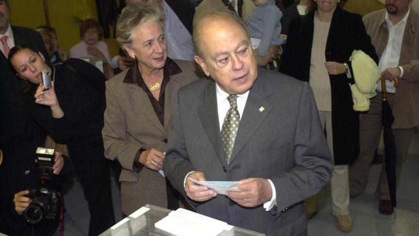 Marta Ferrusola y Jordi Pujol acuden a votar en 2003, cuando éste aún es presidente de la Generalitat.