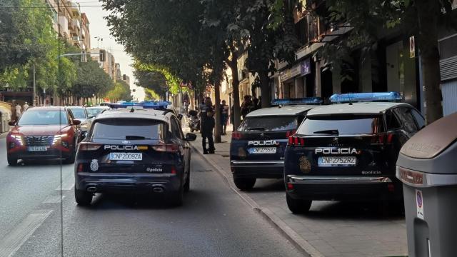 Los vehículos de la Policía Nacional al llegar al lugar del suceso en Alicante.