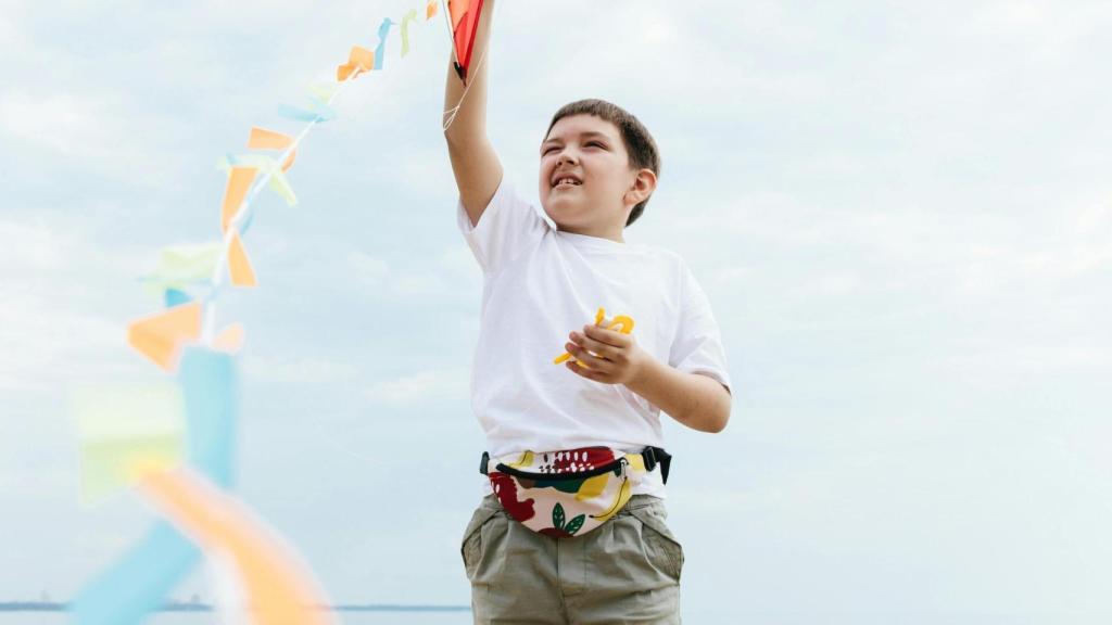 Imagen de un niño disfrutando de las vacaciones