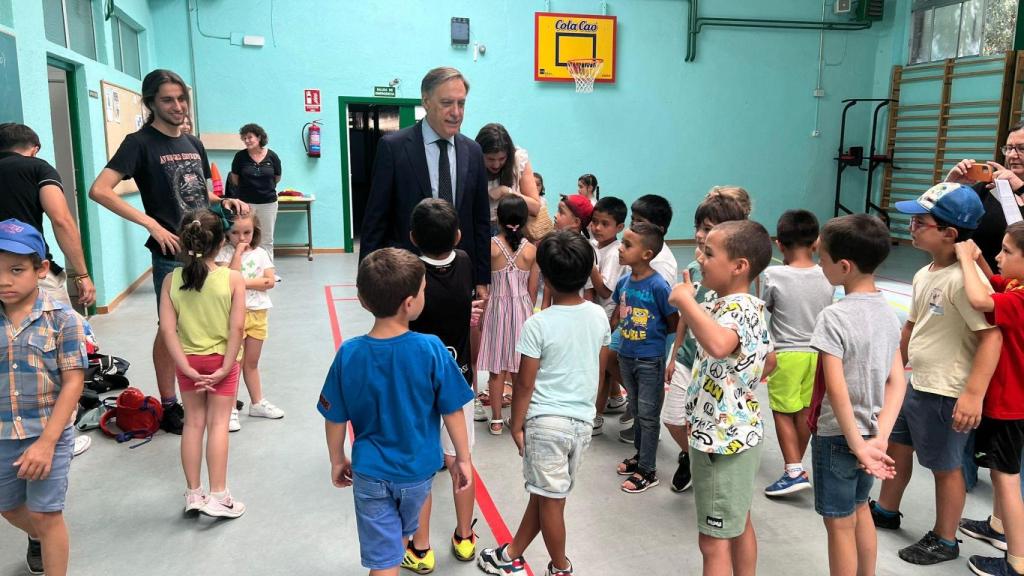 El alcalde de Salamanca visita a los participantes en el programa de conciliación en verano