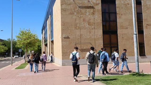 Universitarios en el Campus Unamuno de Salamanca