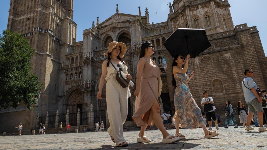 Varios turistas pasean por Toledo, este viernes.